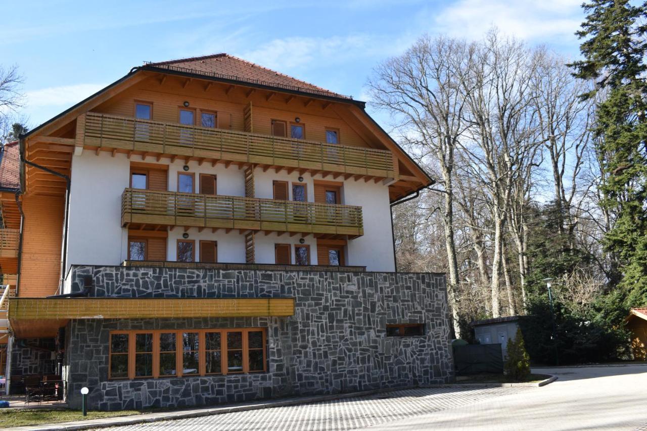 อพาร์ตโฮเต็ล สเนซนา คราลิจา Aparthotel Stubicke Toplice ภายนอก รูปภาพ